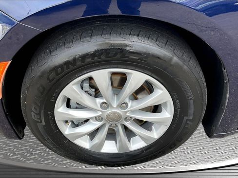 Used 2017 Chrysler Pacifica Touring-L image 32