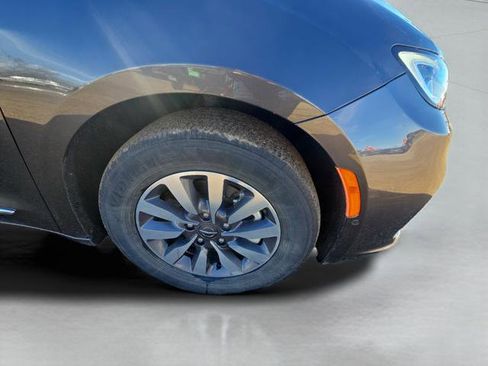 Used 2022 Chrysler Pacifica Limited w/ Uconnect Theater Family Group image 20