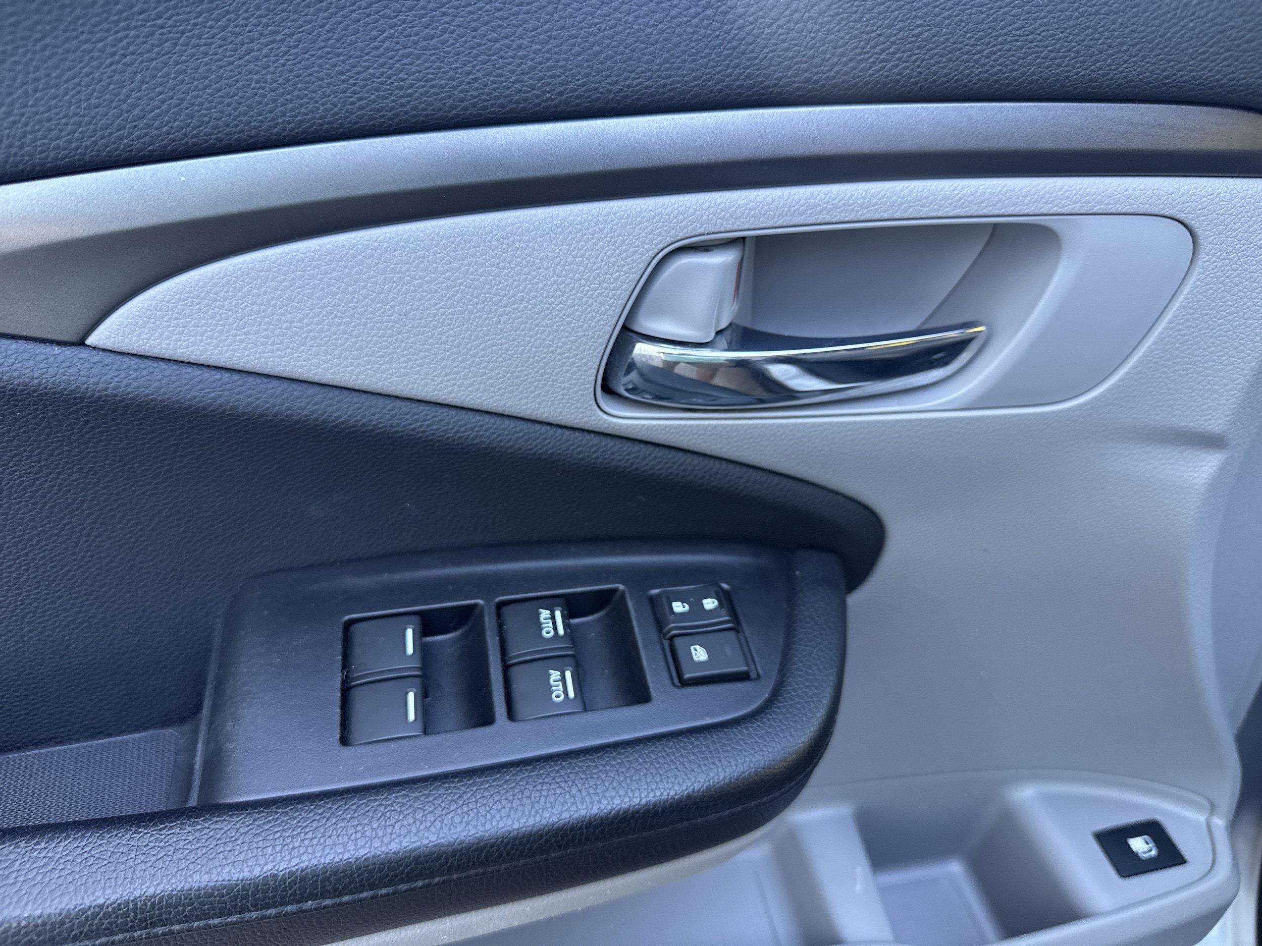 Used 2017 Honda Pilot LX image 8