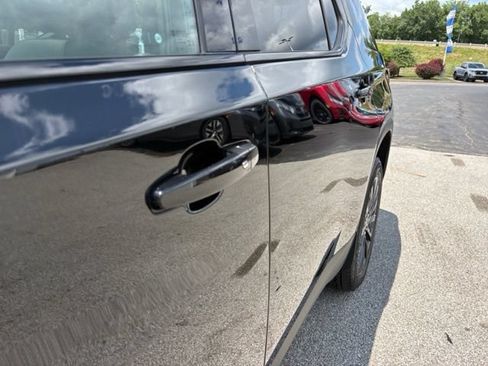 Used 2023 Chevrolet Traverse RS AWD/4WD image 23