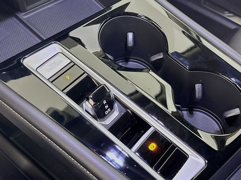 Used 2024 Volkswagen Atlas SE image 25