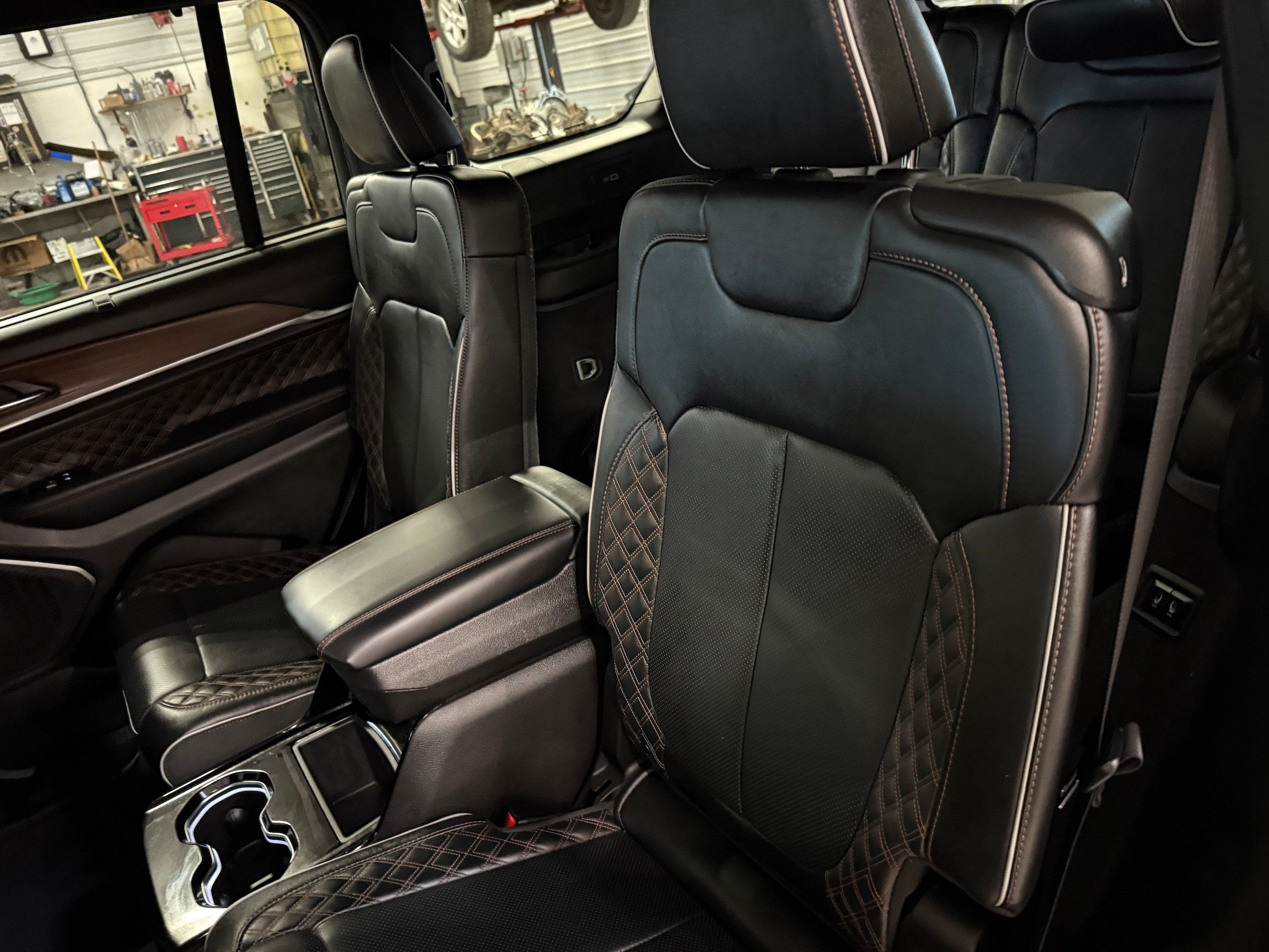 Used 2025 Jeep Grand Cherokee L Summit w/ Luxury Tech Group V AWD/4WD image 35