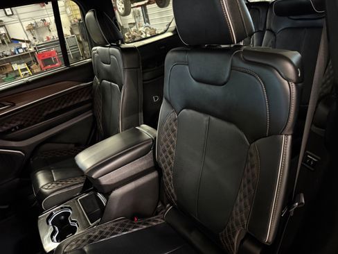 Used 2025 Jeep Grand Cherokee L Summit w/ Luxury Tech Group V AWD/4WD image 35
