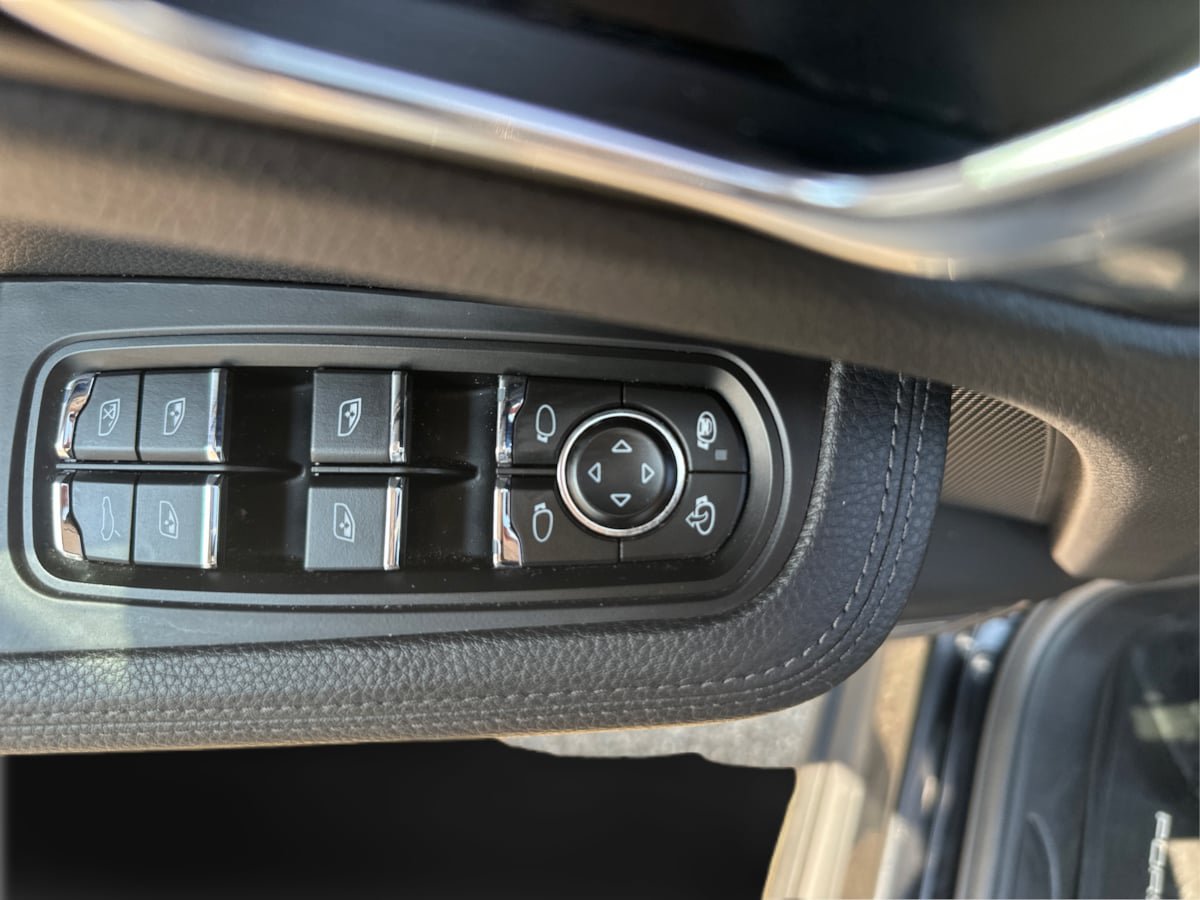 Used 2020 Porsche Macan w/ Premium Package Plus AWD/4WD image 37