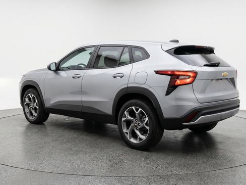 Used 2025 Chevrolet Trax LT w/ LT Convenience Package FWD image 6