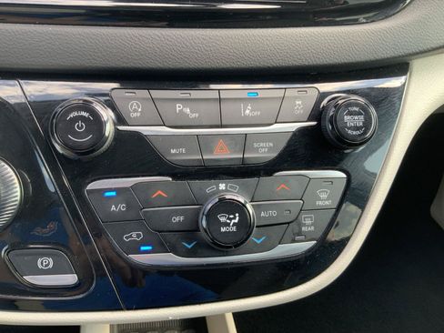 Used 2023 Chrysler Pacifica Touring-L FWD image 31