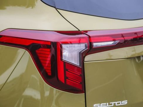 Certified 2024 Kia Seltos SX w/ SX Sunroof Package AWD/4WD image 11