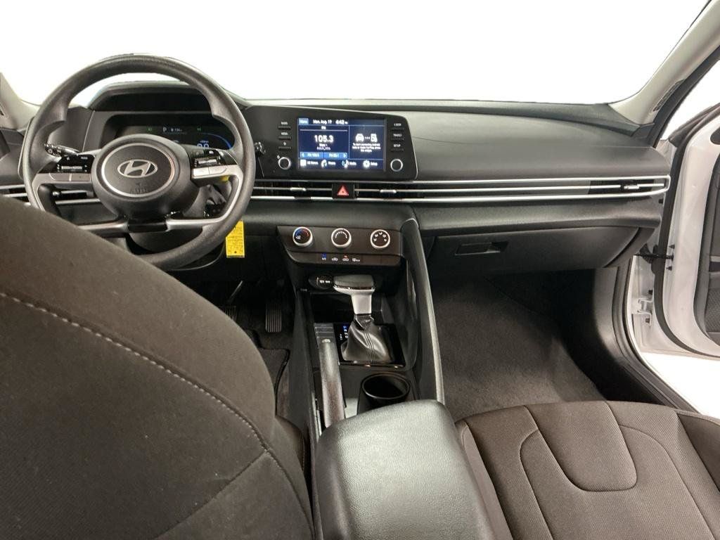 Certified 2025 Hyundai Elantra SE FWD image 6