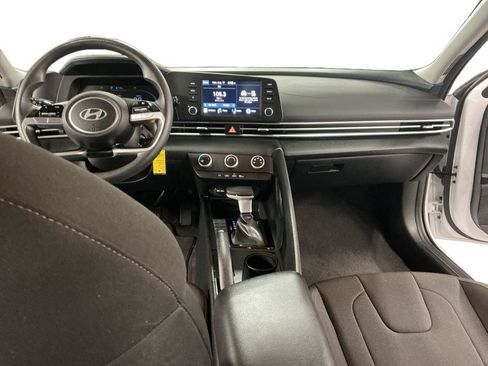 Certified 2025 Hyundai Elantra SE FWD image 6