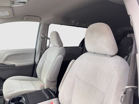 Used 2018 Toyota Sienna LE w/ Carpet Mat Package FWD image 15