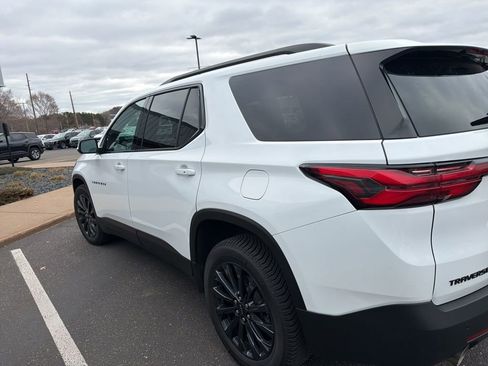 Used 2023 Chevrolet Traverse RS image 3