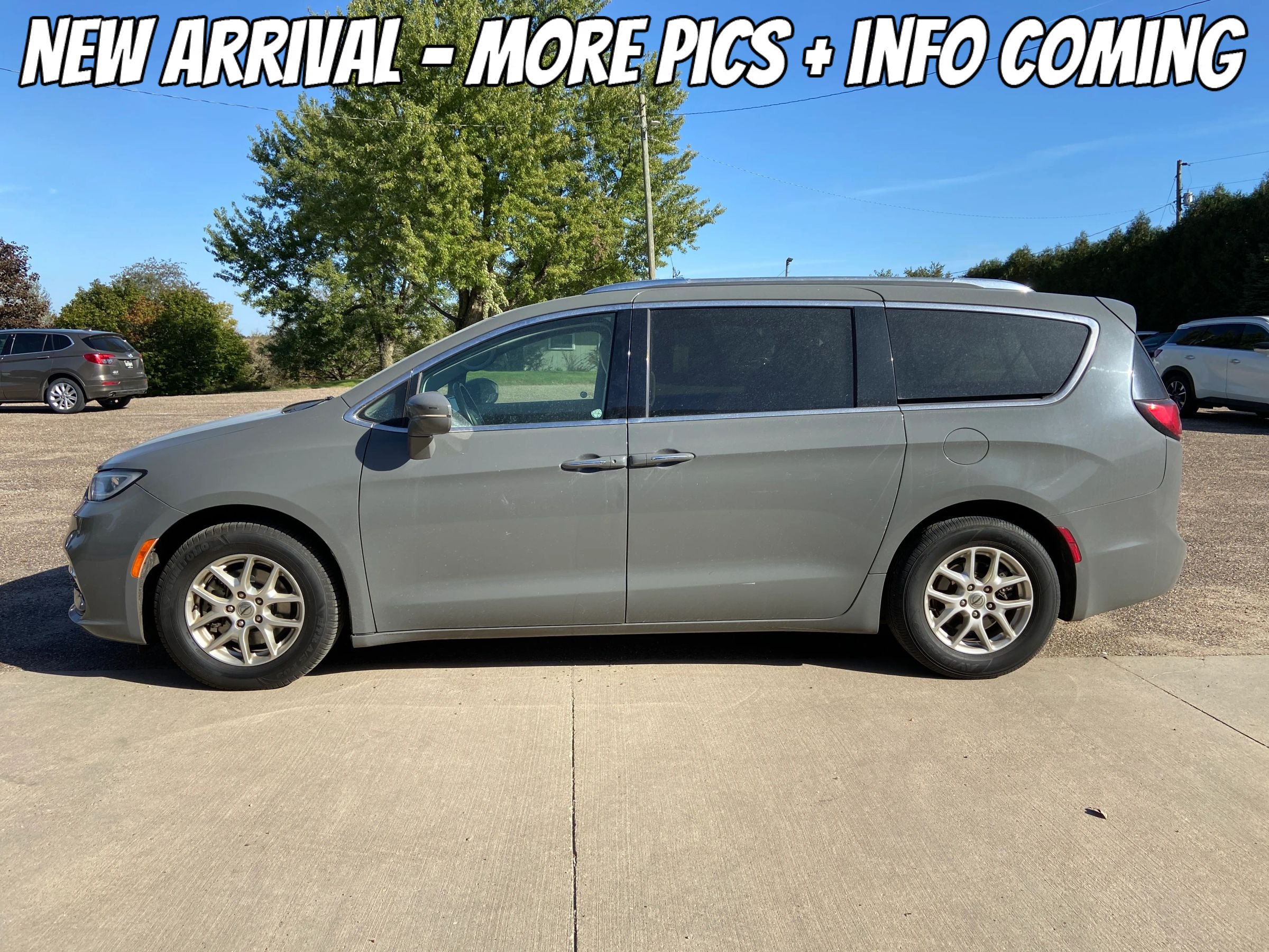 Used 2021 Chrysler Pacifica Touring-L FWD image 2