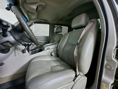 Used 2006 Chevrolet Silverado 2500 LT w/ Heavy-Duty Power Package image 20