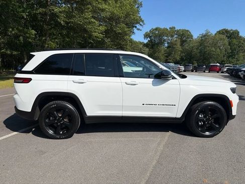 Used 2023 Jeep Grand Cherokee Altitude AWD/4WD image 7