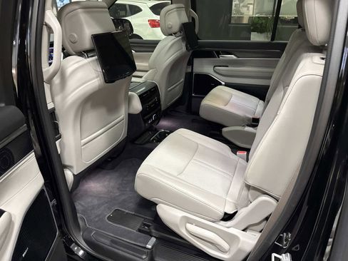 Used 2024 Jeep Wagoneer Series III w/ Premium Group I image 15