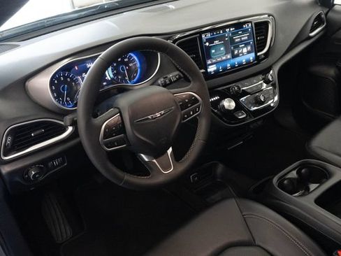 Used 2025 Chrysler Pacifica Select FWD image 3