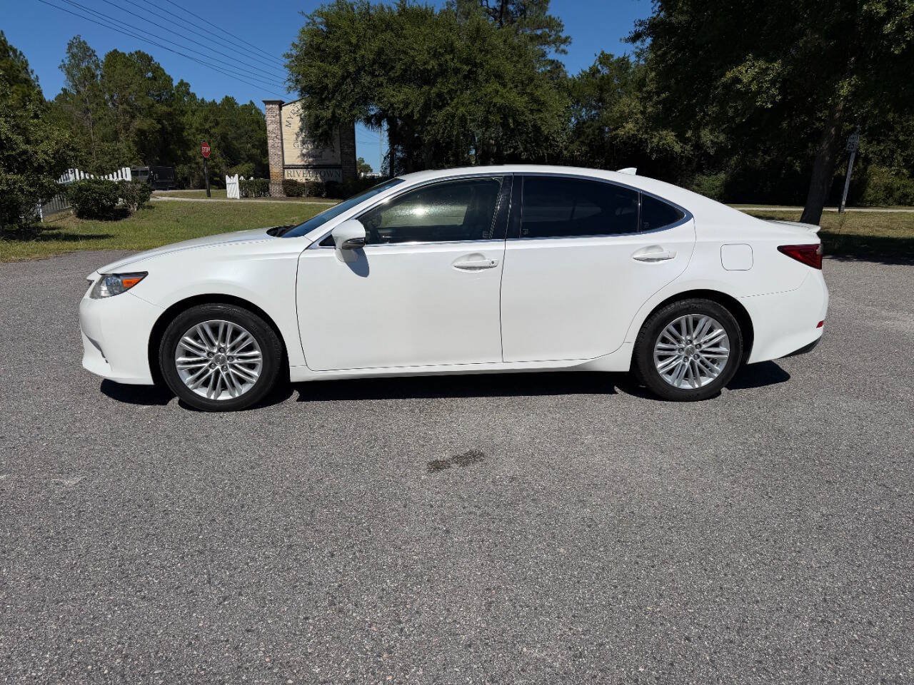 Used 2015 Lexus ES 350 w/ Luxury Package FWD image 3