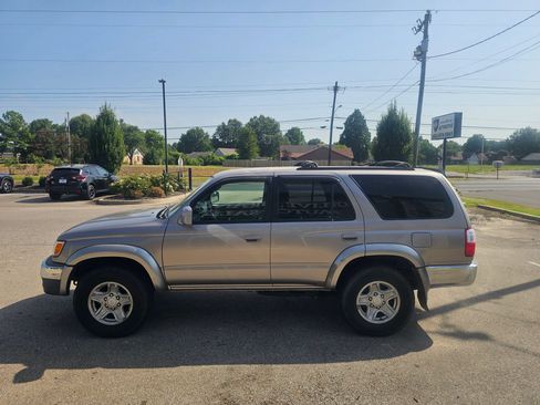 Used 2002 Toyota 4Runner SR5 RWD image 3