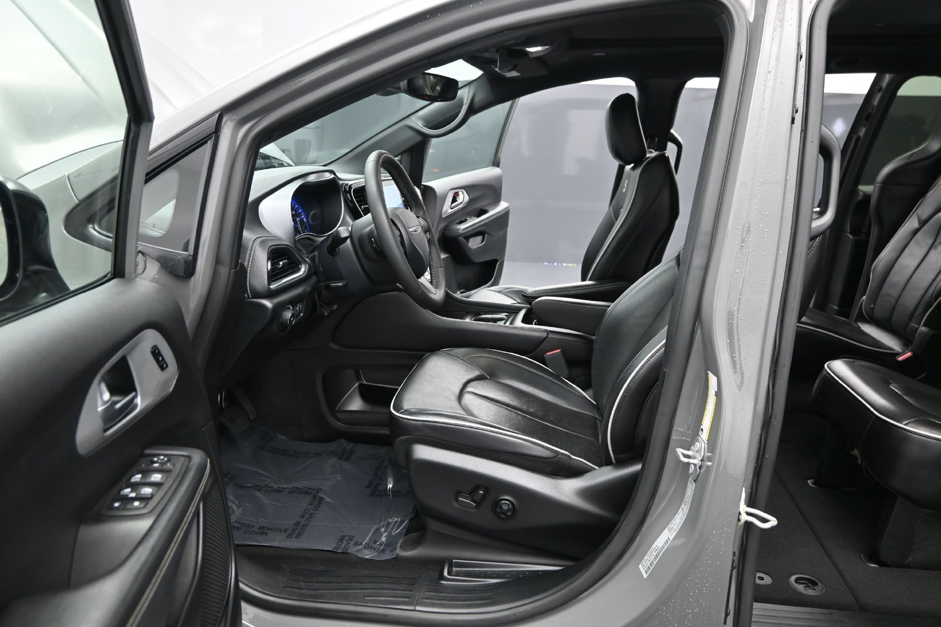 Used 2025 Chrysler Pacifica Limited FWD image 12