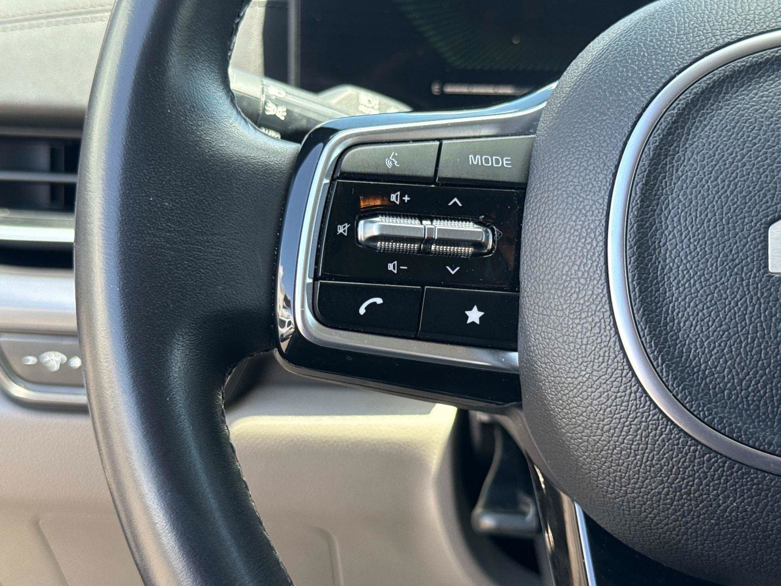 Used 2025 Kia Carnival FWD image 30