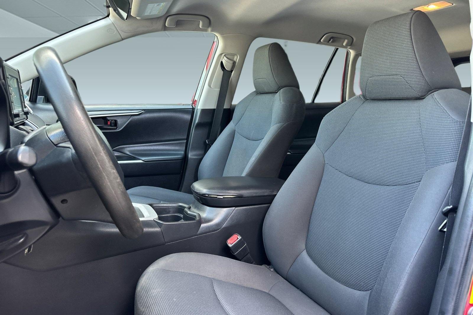 Used 2020 Toyota RAV4 LE AWD/4WD image 5