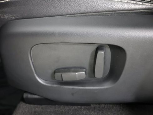 Used 2019 Land Rover Range Rover Velar S image 24