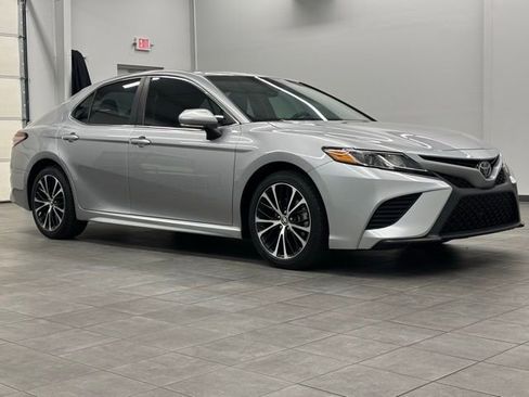 Used 2018 Toyota Camry SE w/ Moonroof Package FWD image 1