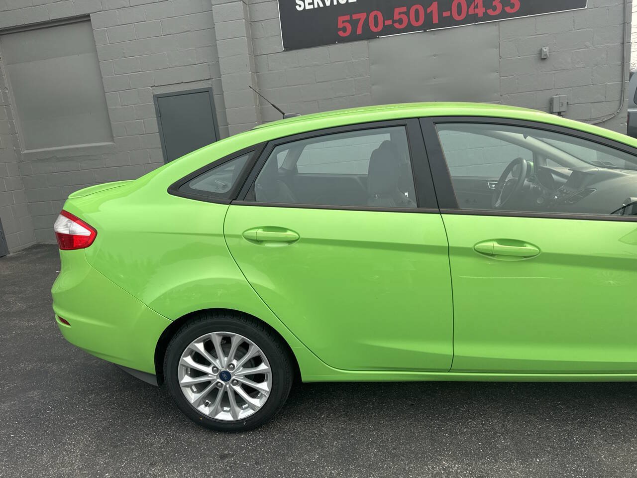 Used 2014 Ford Fiesta SE w/ Equipment Group 201A FWD image 9