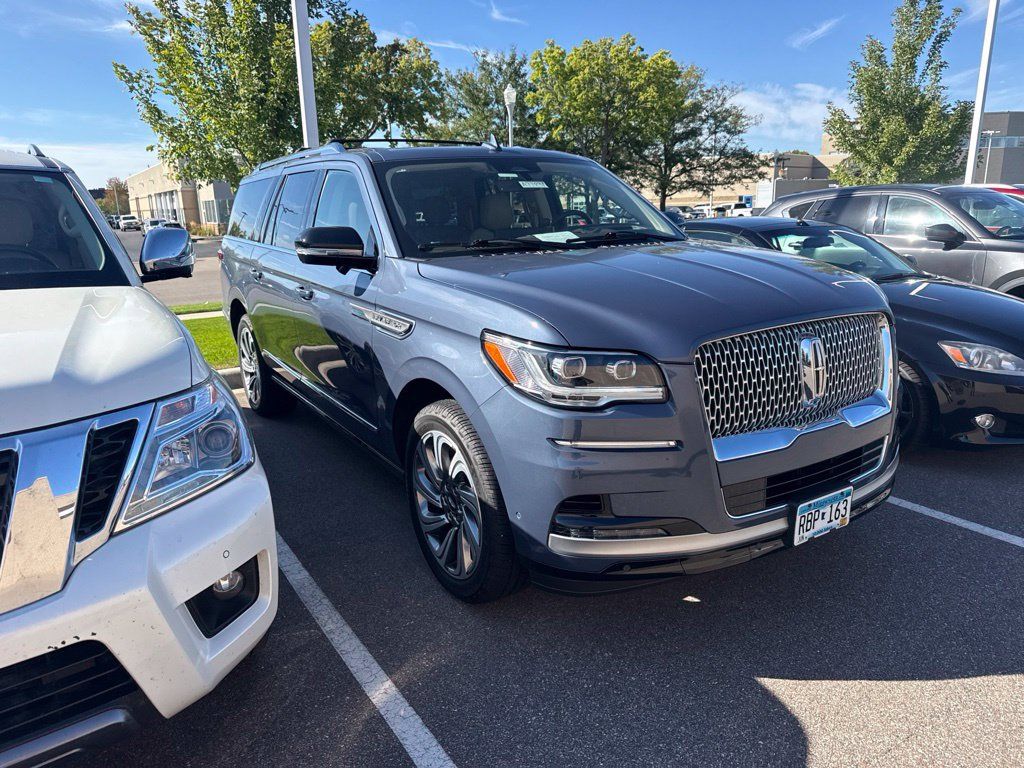 Used 2023 Lincoln Navigator L Reserve AWD/4WD image 2