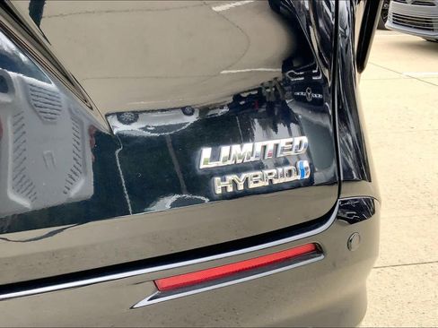 Used 2021 Toyota Sienna Limited image 10