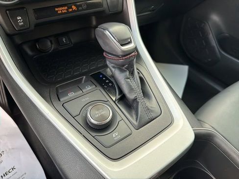 Used 2022 Toyota RAV4 XLE Premium image 21