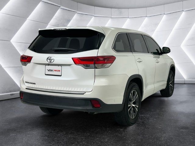 Used 2017 Toyota Highlander LE FWD image 4