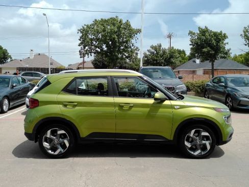 Used 2022 Hyundai Venue SEL FWD image 5