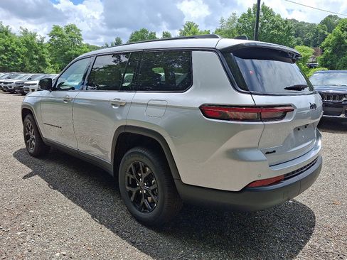 New 2025 Jeep Grand Cherokee L Altitude image 3