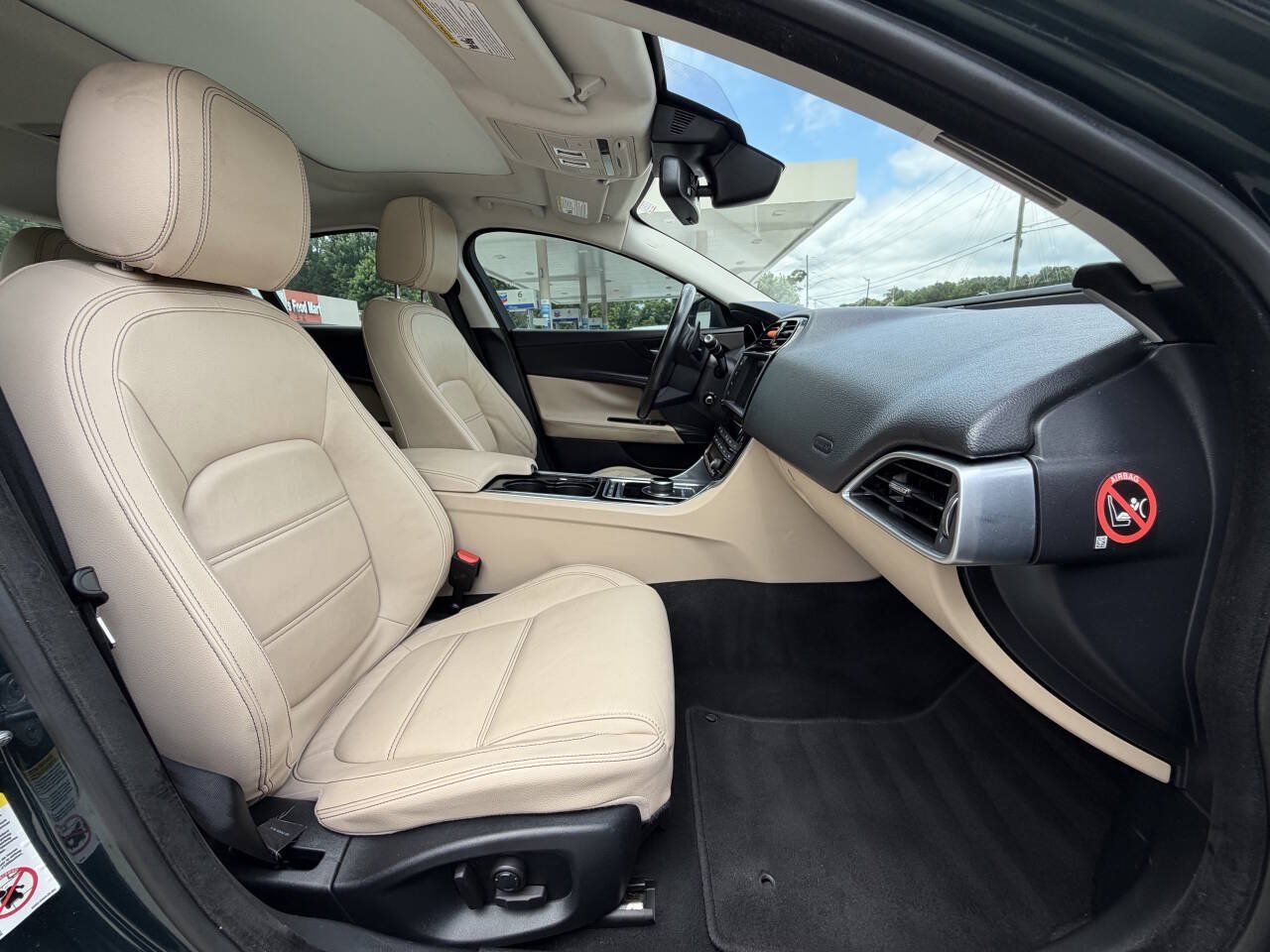 Used 2017 Jaguar XE Prestige RWD image 7