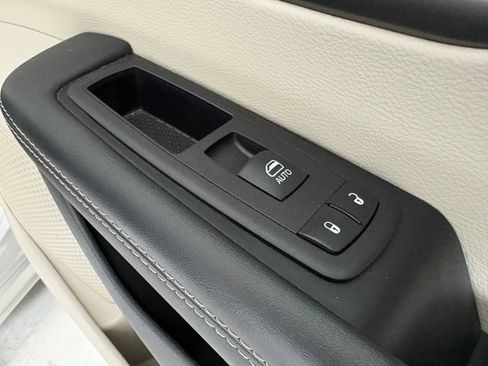 Used 2024 Chrysler Pacifica Touring-L FWD image 13