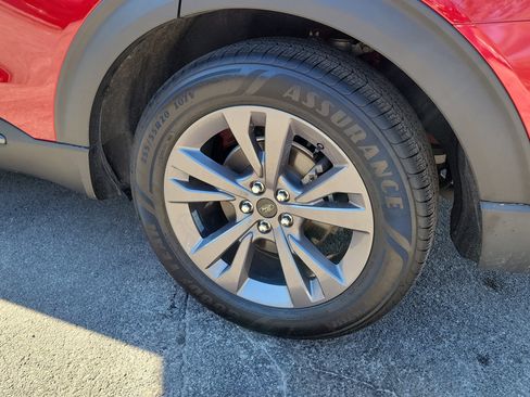 Used 2022 Ford Explorer XLT w/ Equipment Group 202A image 7