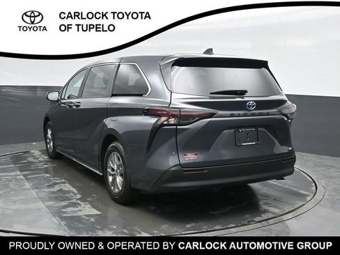 Used 2025 Toyota Sienna LE image 9
