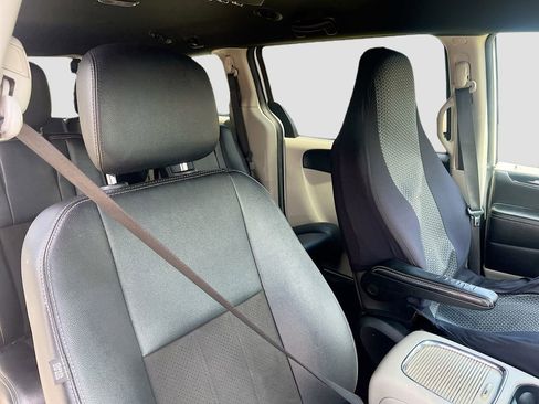 Used 2019 Dodge Grand Caravan SXT FWD image 27