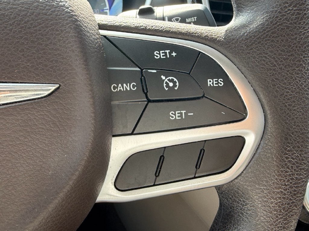 Used 2017 Chrysler Pacifica Touring FWD image 29
