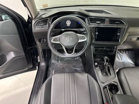 Used 2023 Volkswagen Tiguan SE w/ Panoramic Sunroof Package image 17