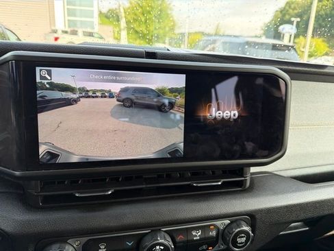 Used 2025 Jeep Gladiator Sport AWD/4WD image 18