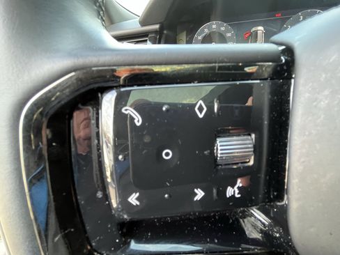 Certified 2024 Land Rover Range Rover Velar Dynamic SE image 19