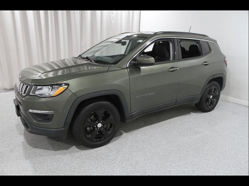 Used 2019 Jeep Compass Latitude FWD image 3