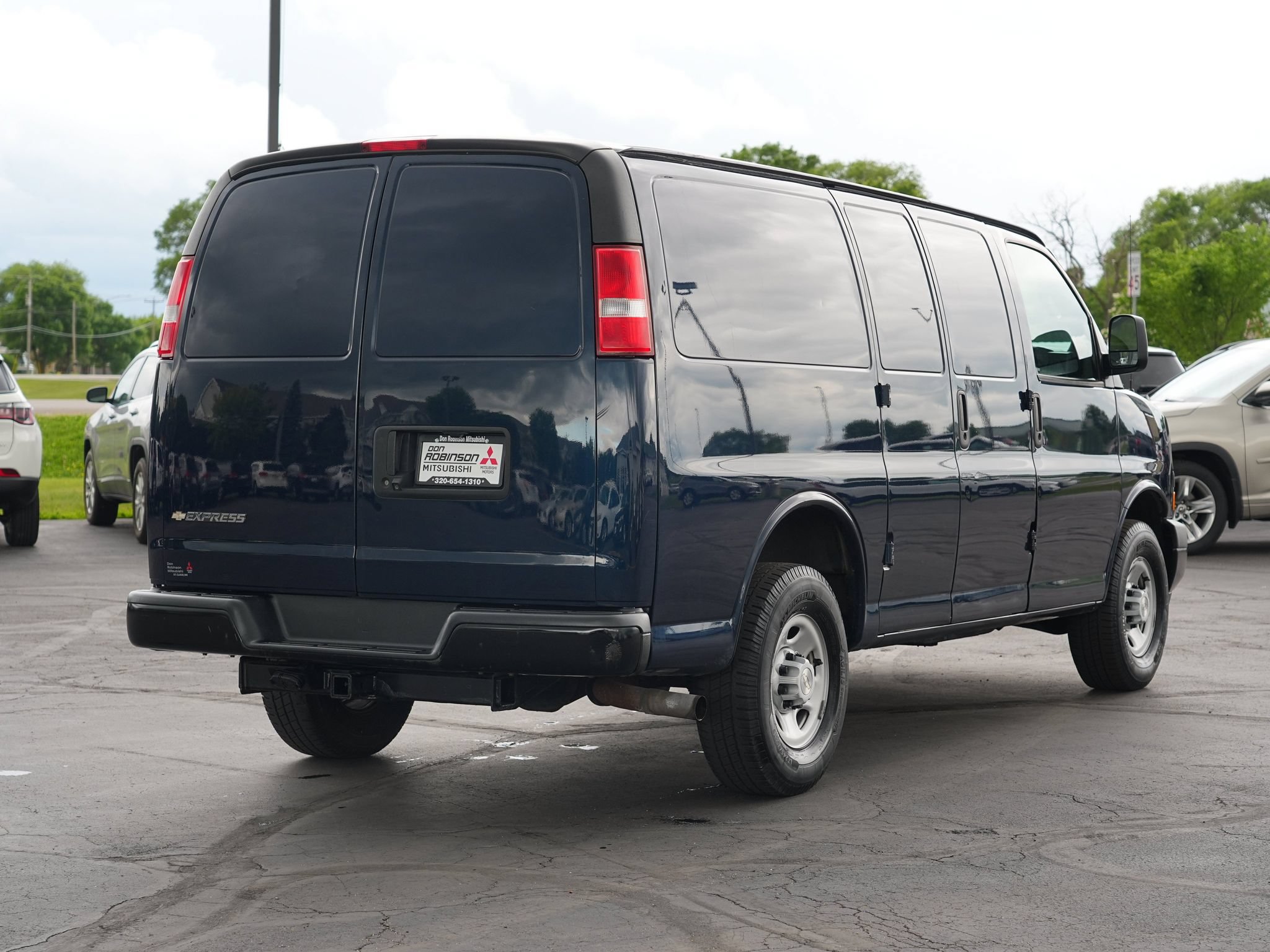 Used 2019 Chevrolet Express 2500 w/ Communications Package RWD image 3