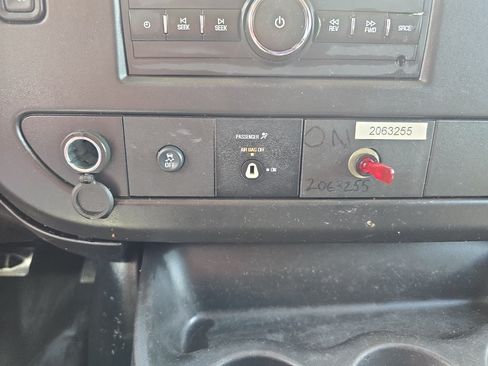 Used 2016 Chevrolet Express 2500 RWD image 22