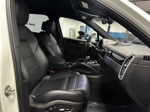 Used 2022 Porsche Cayenne w/ Premium Package AWD/4WD image 26