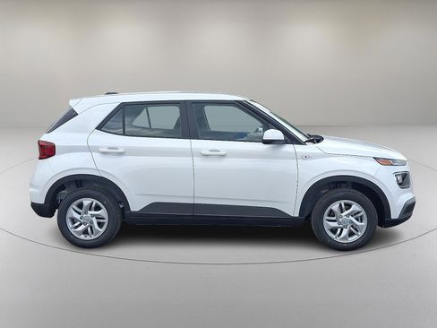 New 2025 Hyundai Venue SE image 8