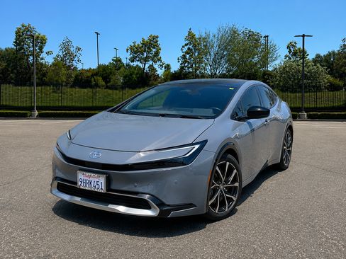 Used 2023 Toyota Prius Prime Premium FWD image 2