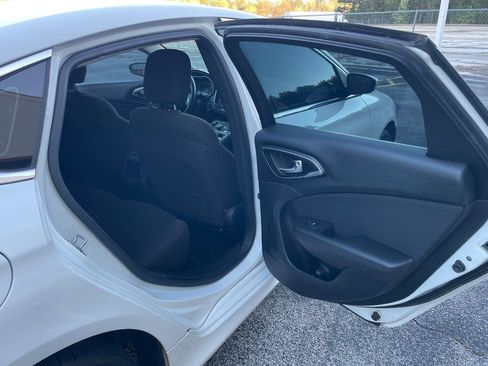 Used 2016 Chrysler 200 Limited image 19